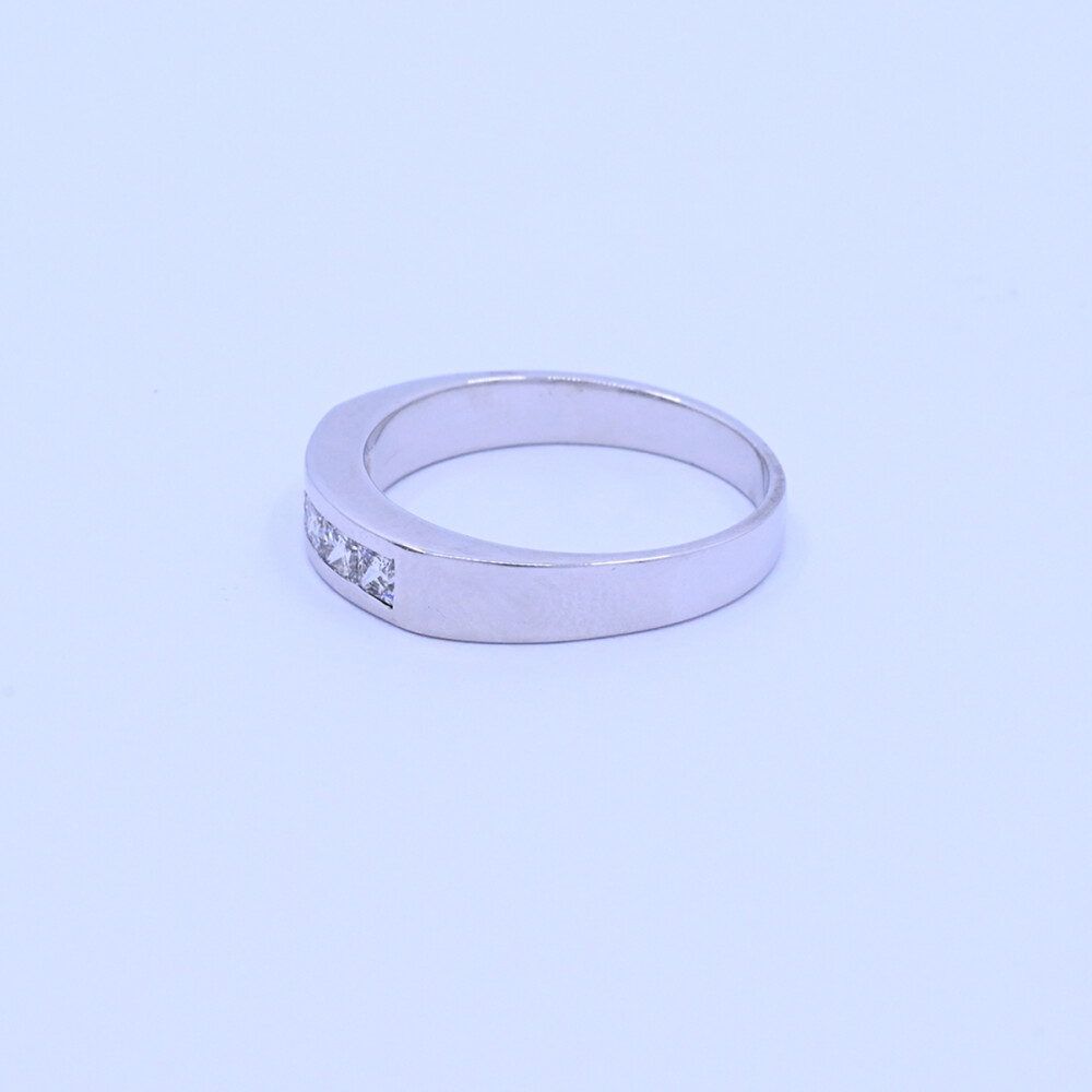Anillo medio sin fin oro 18k blanco engarce carril y brillantes princesa. Anillo medio sin fin oro 18k blanco engarce carril y brillantes princesa.