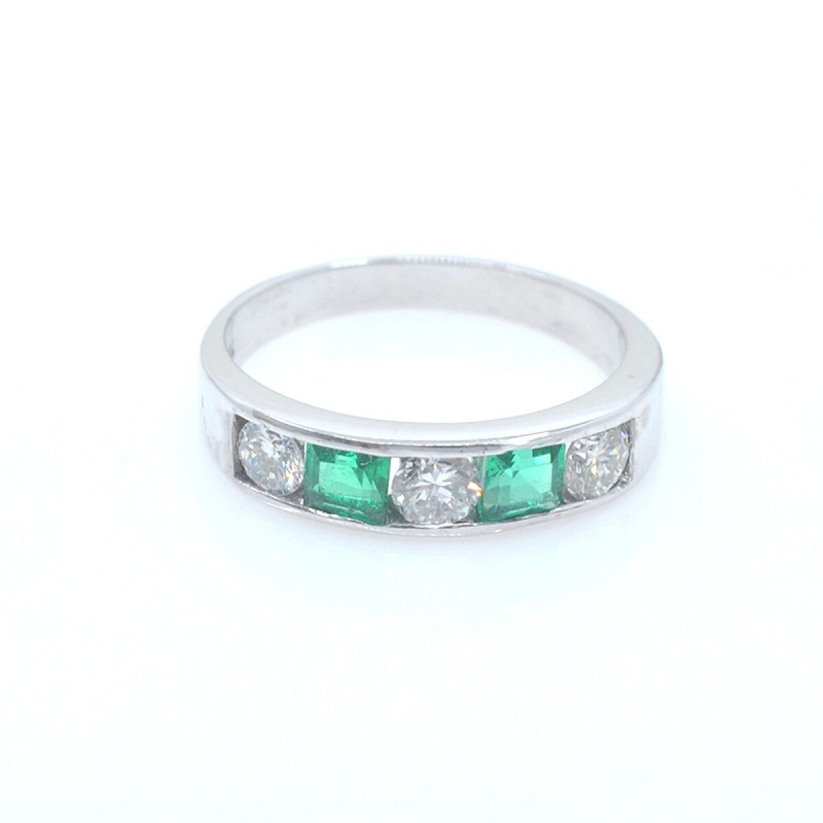 Anillo en oro 18k blanco con brillantes y esmeraldas. 