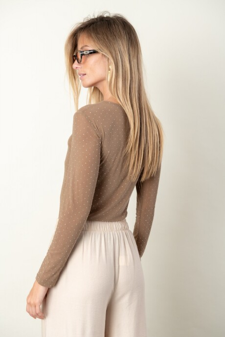 REMERA PERLA NEGRA Camel