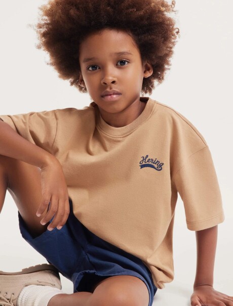 CAMISETA INFANTIL MODELO OVERSIZED CON ESTAMPA MARRÓN