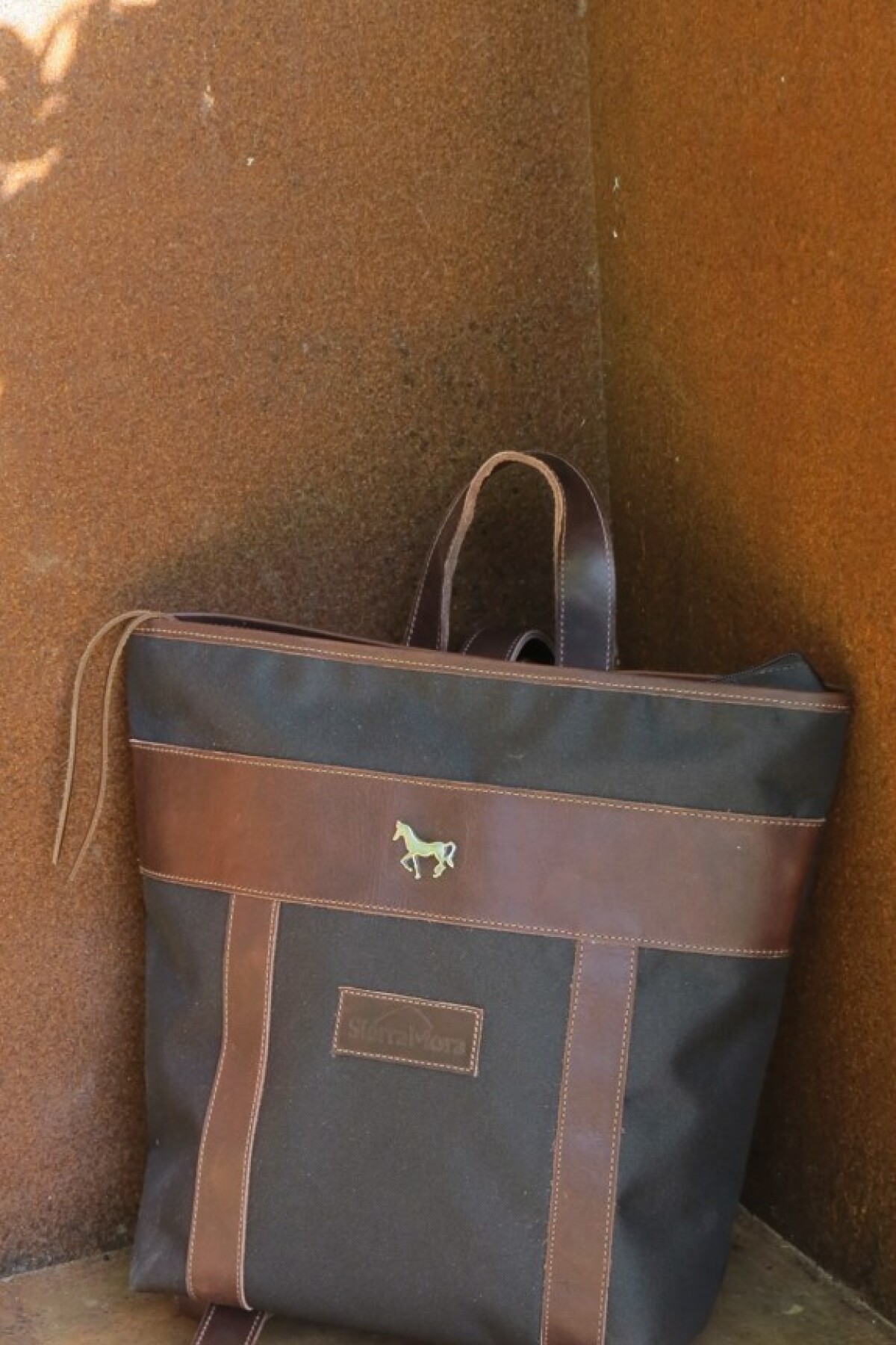 Mustang Backpack Chocolate / Negro