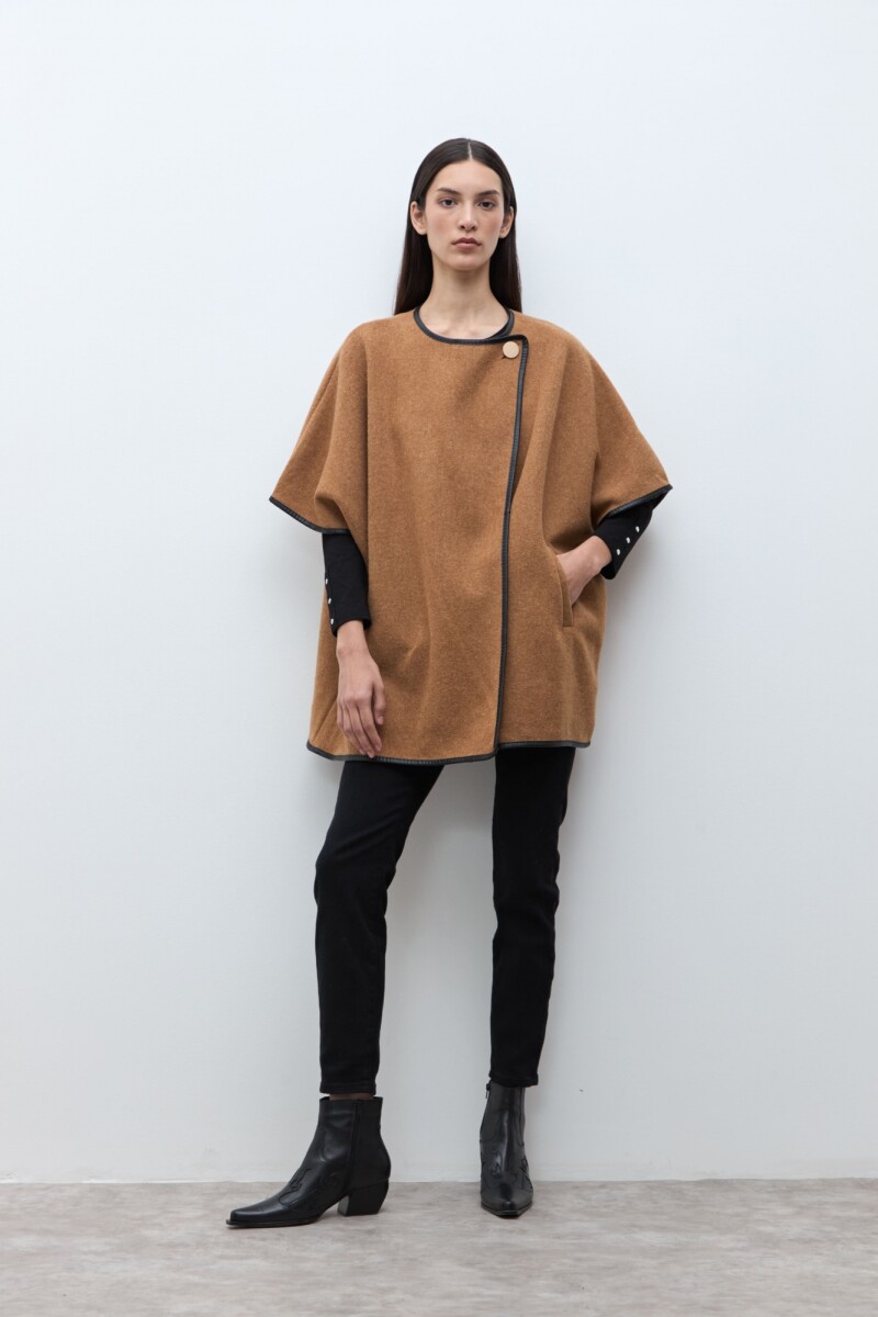 Capa vivo en contraste y botón tostado