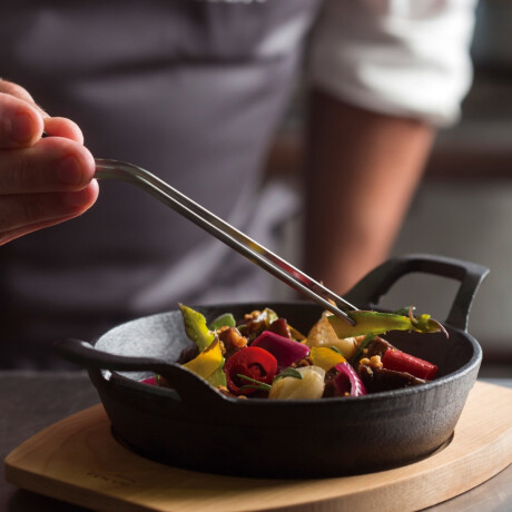 Cacerola de Hierro Fundido con Base de Madera 500 ml Cacerola de Hierro Fundido con Base de Madera 500 ml