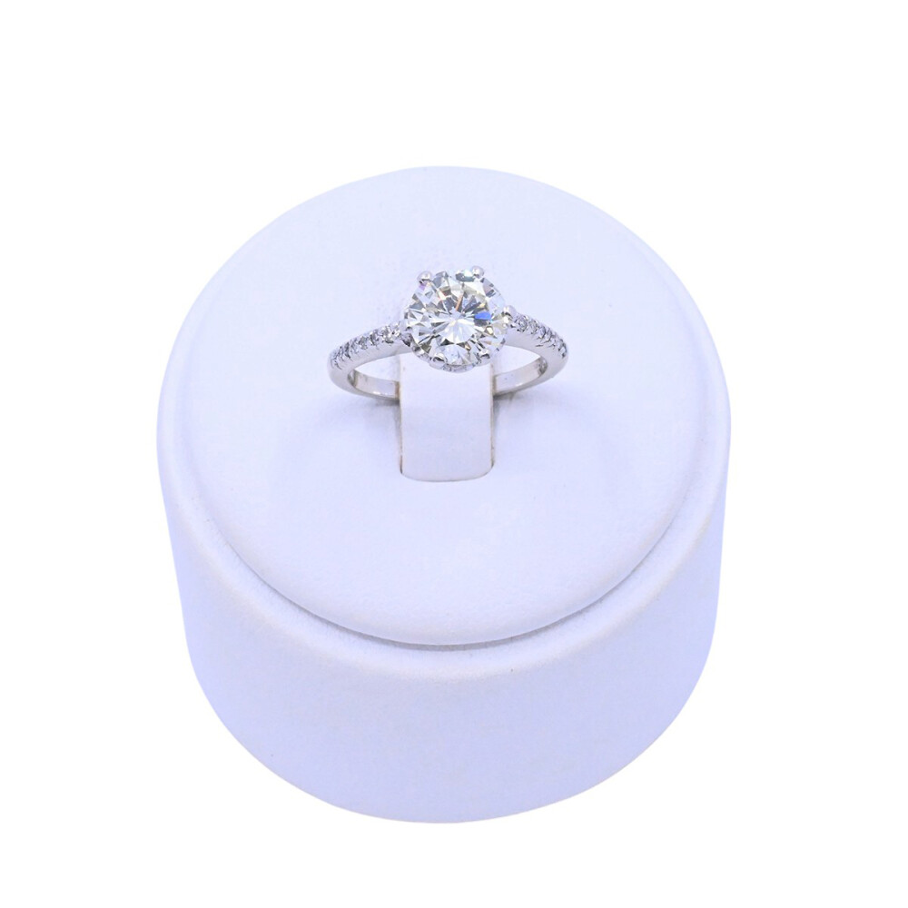 Anillo platino con brillantes. Anillo platino con brillantes.