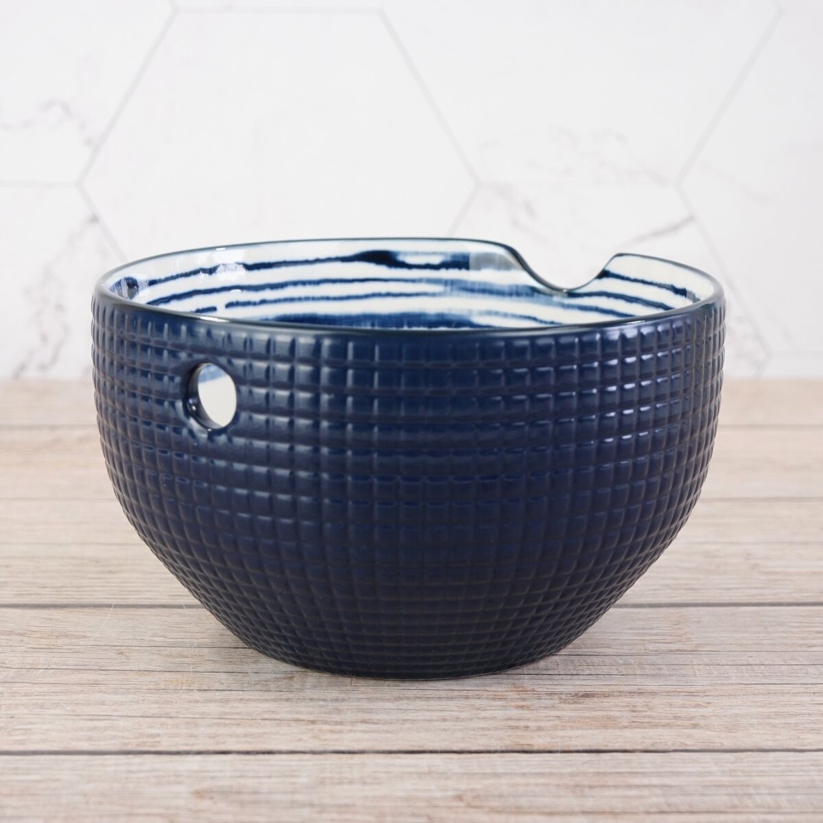 Bowl de ceramica labrado con orificio para palitos 