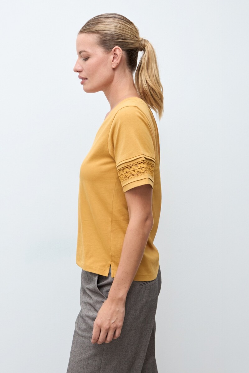 Remera con puntilla ocre