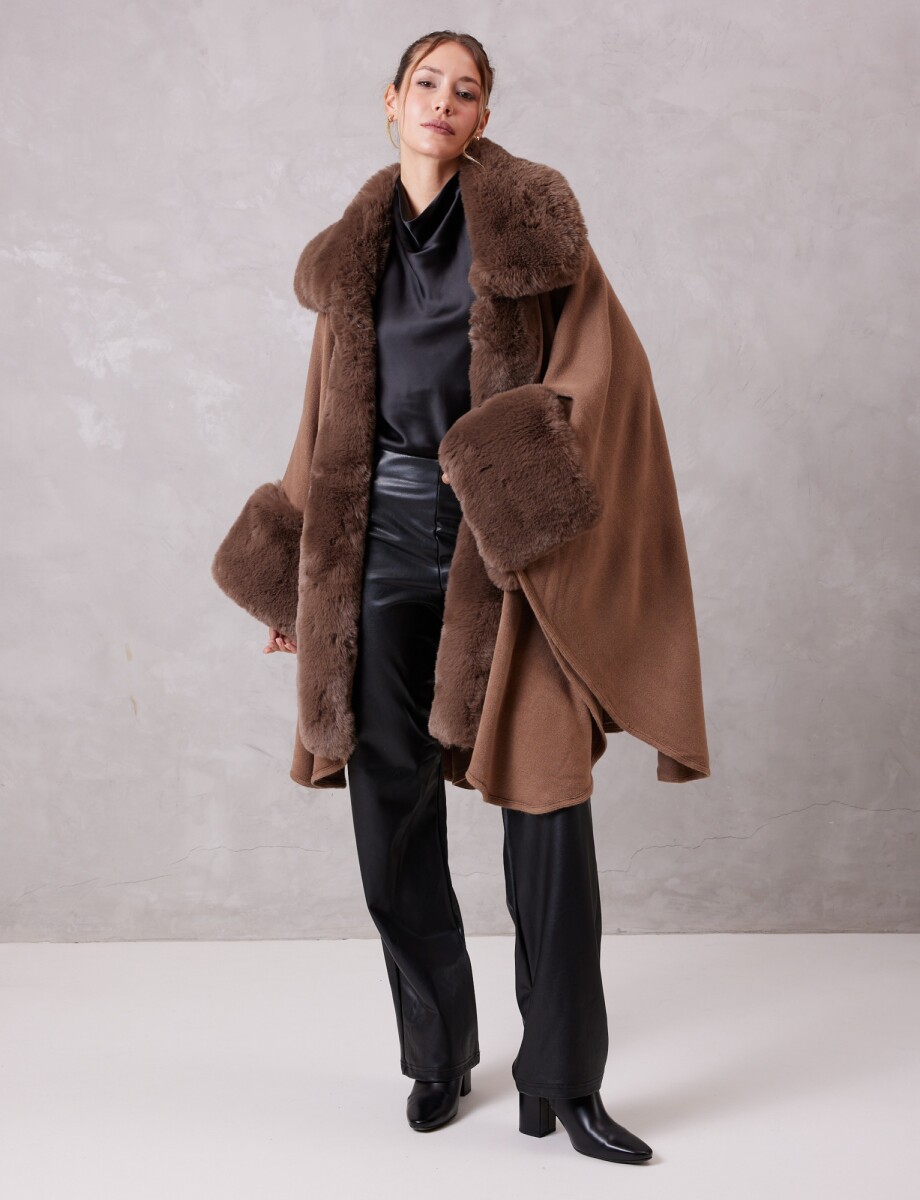 Ruana Aplique Simil Piel - Tostado 