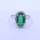 Anillo oro 14k esmeralda oval central y brillantes. Anillo oro 14k esmeralda oval central y brillantes.