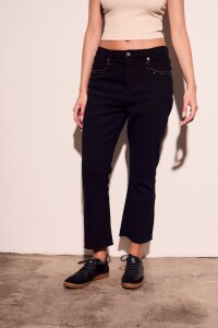 Jean Flare Tachas Negro