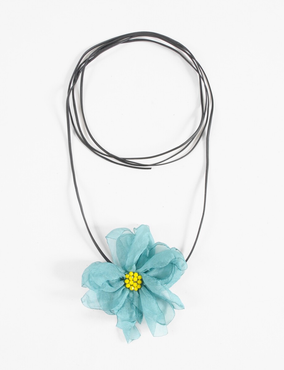 Collar cordón flor petálos mostacilla - celeste 