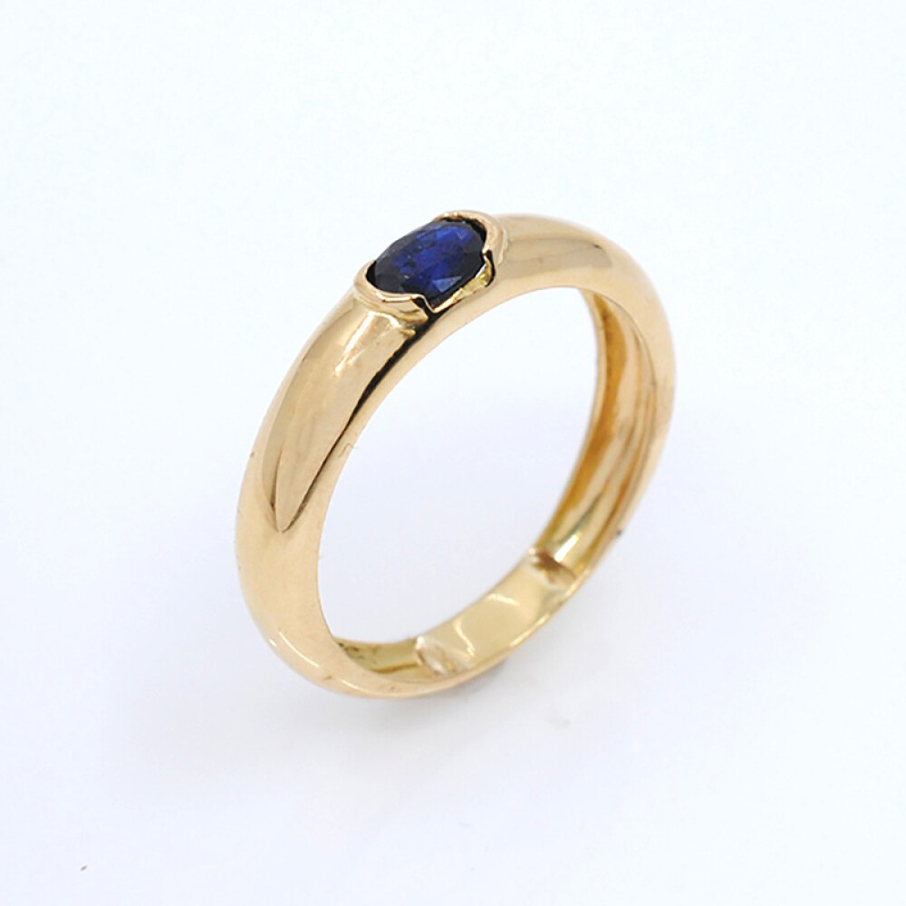 Anillo en oro 18k amarillo y zafiro oval Anillo en oro 18k amarillo y zafiro oval