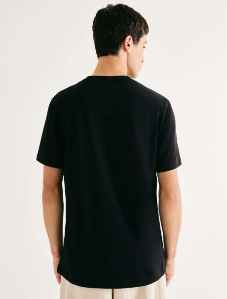 CAMISETA CON ESTAMPA MODELO REGULAR NEGRO