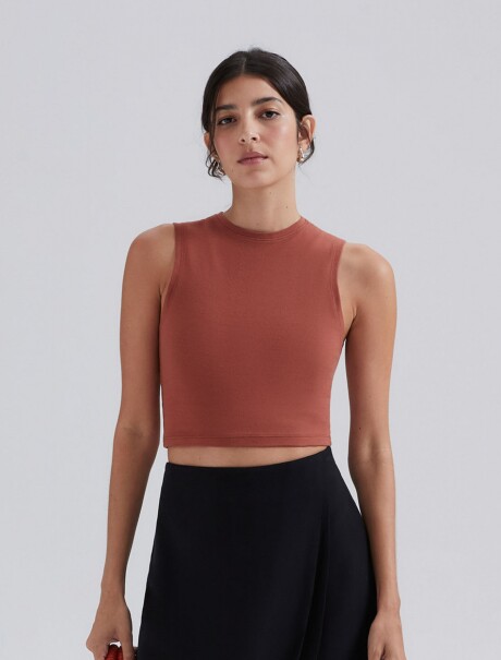 MUSCULOSA CROPPED BÁSICA MARRÓN