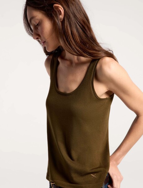 MUSCULOSA DE PUNTO CON BRETEL ANCHO MARRÓN