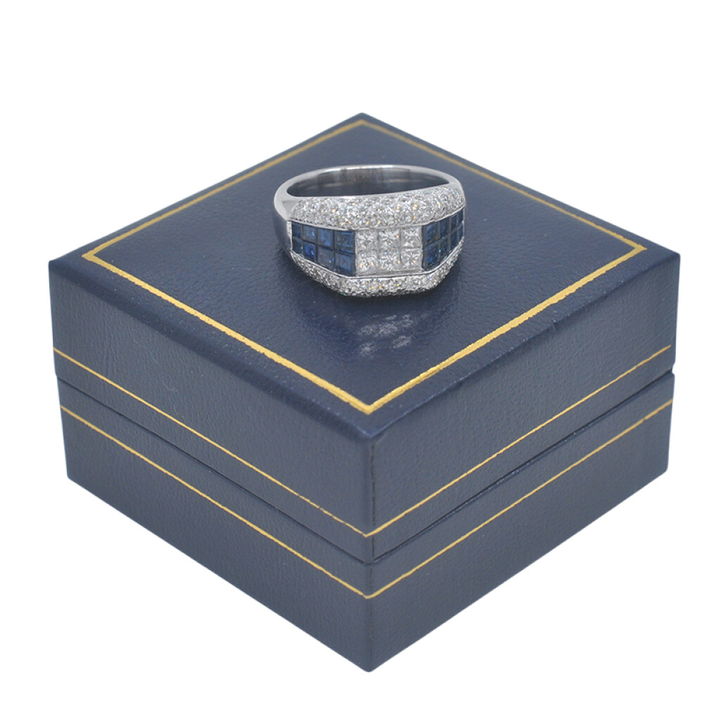 Anillo en oro 18k blanco, brillantes y zafiro carré. Anillo en oro 18k blanco, brillantes y zafiro carré.