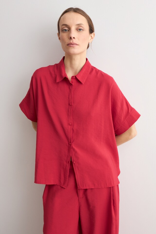 Camisa manga corta carmesí