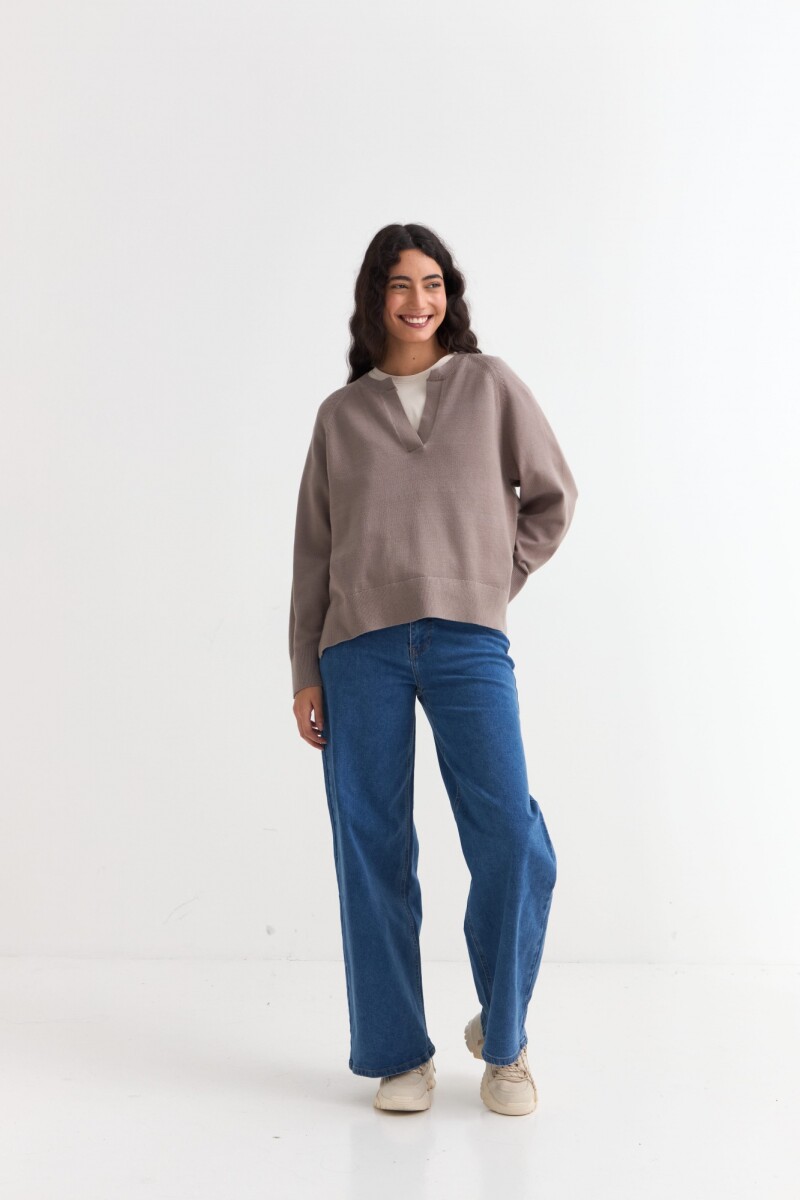 Sweater con cuello abierto y tajos laterales CHOCOLATE