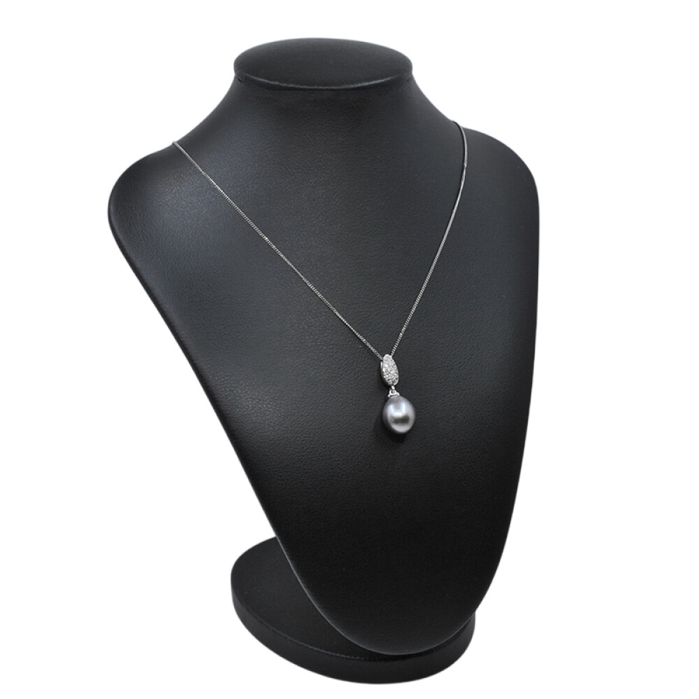 Colgante en oro 18k blanco con perla gris y brillantes Colgante en oro 18k blanco con perla gris y brillantes