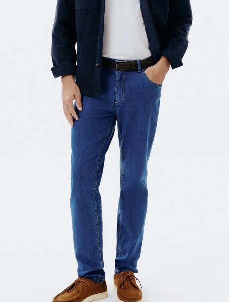 PANTALÓN DE JEAN BÁSICO SLIM CON ELASTANO AZUL