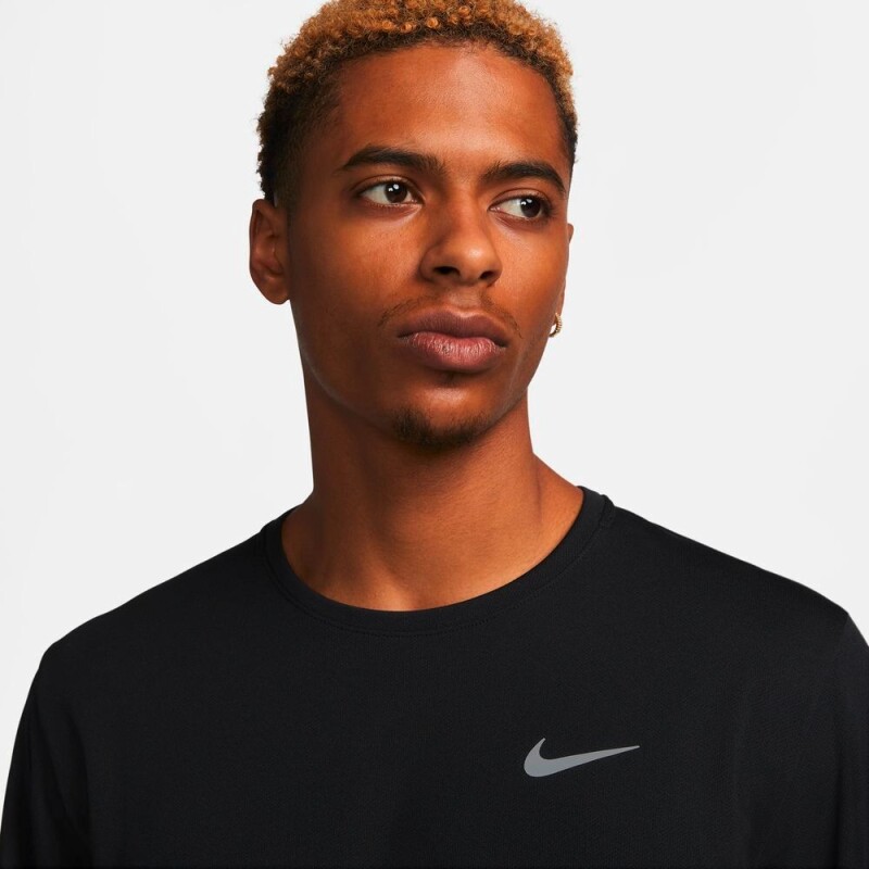 Remera Nike Miler de Hombre Negro