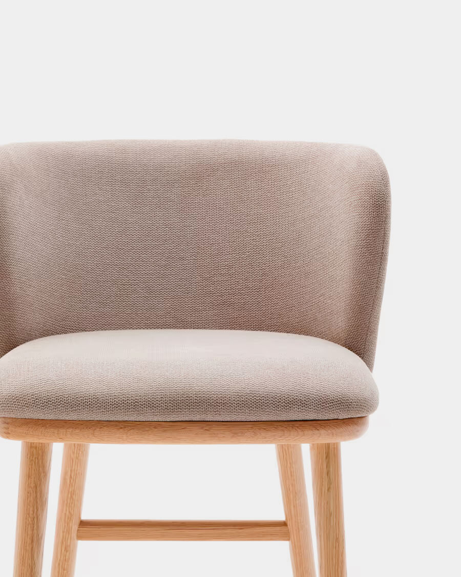 Taburete Ciselia chenilla marrón y madera maciza fresno acabado tono natural 65cm