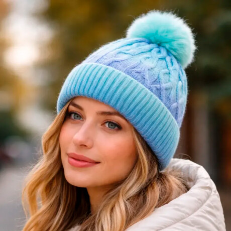 Gorro De Lana PomPom Celeste