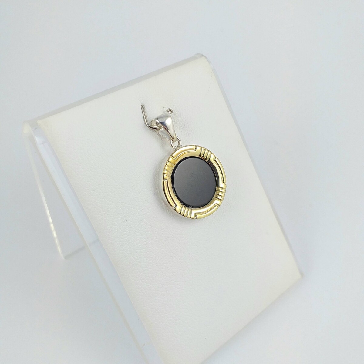 Colgante de plata 925 con detalles de double en oro 18Ktes, piedra central de ónix, diámetro 18mm. 