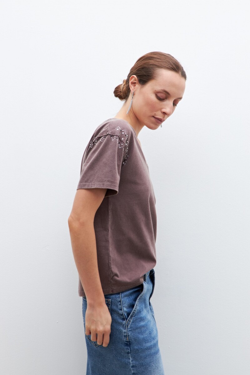 Remera con tachas chocolate