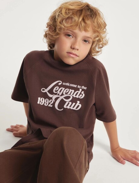 CAMISETA INFANTIL CON ESTAMPA MARRÓN