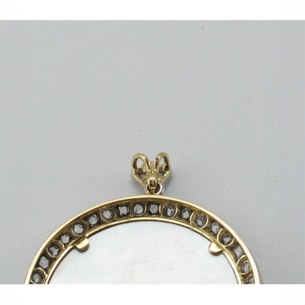 Medalla estilo antiguo, platino, oro 18K, diamantes y nácar cristo Medalla estilo antiguo, platino, oro 18K, diamantes y nácar cristo