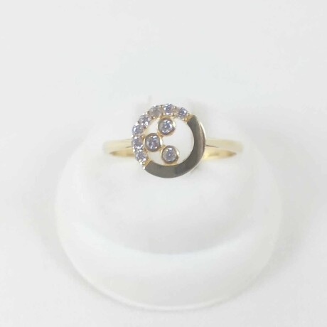 Anillo de oro 10 ktes. y detalle central con circonias. Anillo de oro 10 ktes. y detalle central con circonias.