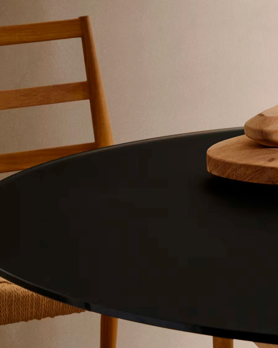 Mesa redonda Argo de cristal negro mate y patas de acero efecto madera Ø 150 cm Mesa redonda Argo de cristal negro mate y patas de acero efecto madera Ø 150 cm