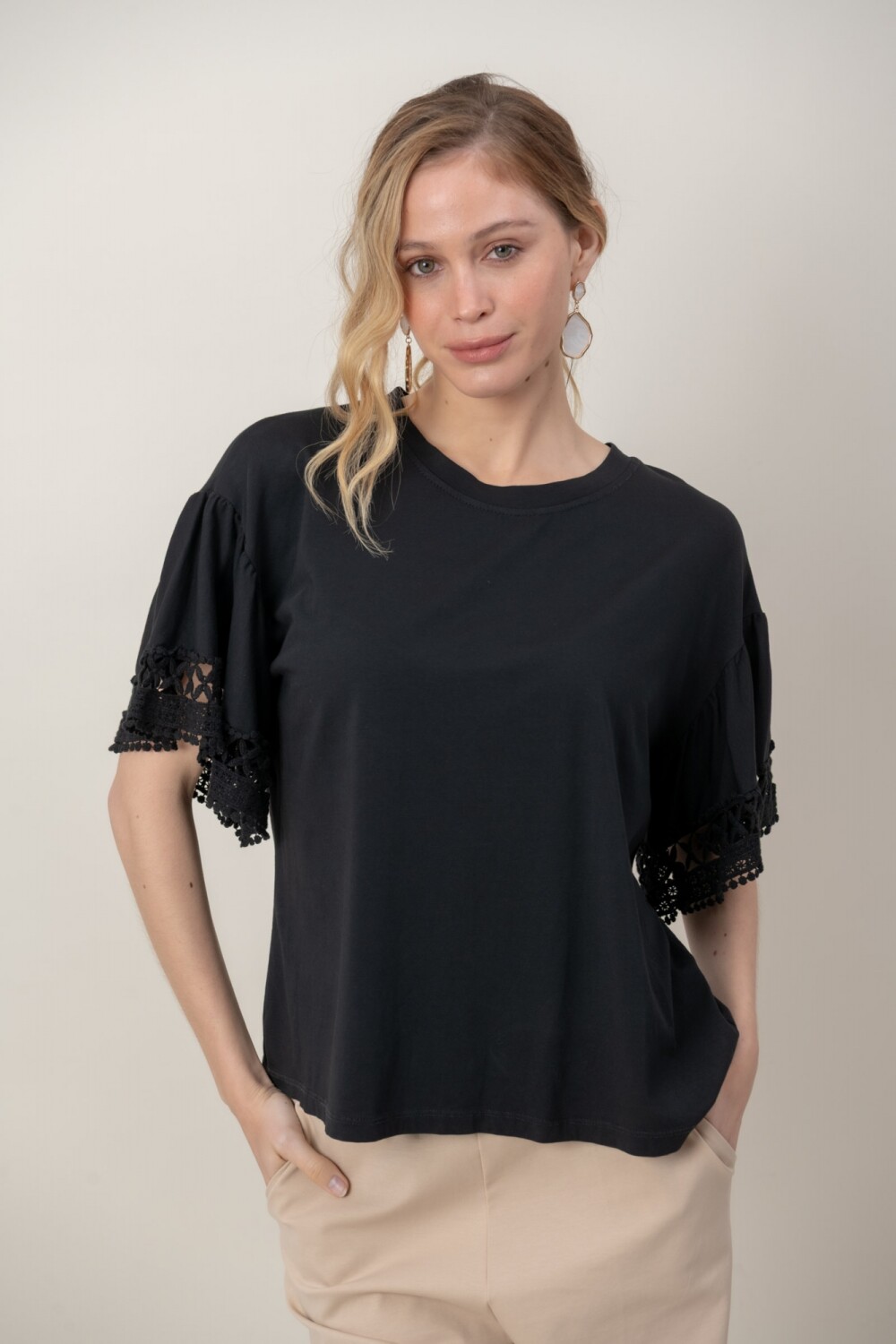 REMERA DHARA Negro