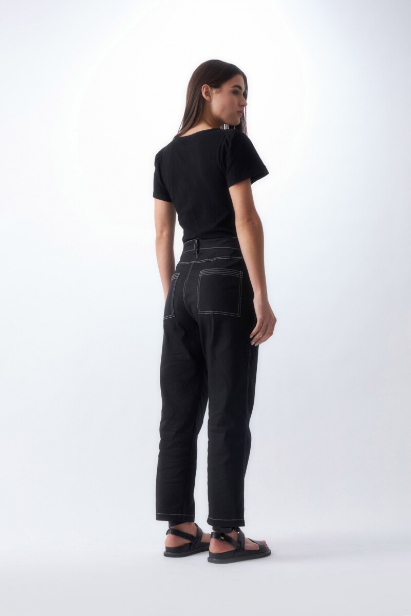 Pantalón con pespuntes en contraste negro