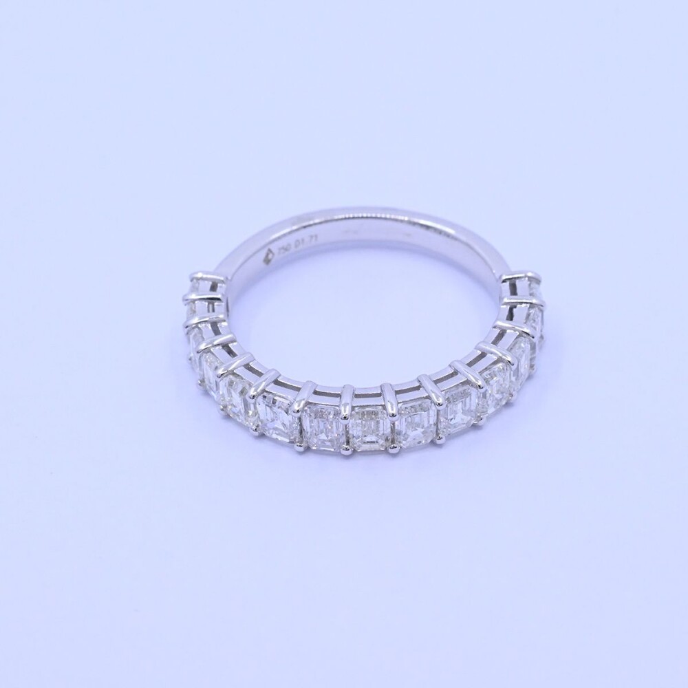 Anillo medio sin fin 18k blanco con 14 brillantes tallado esmeralda. Anillo medio sin fin 18k blanco con 14 brillantes tallado esmeralda.