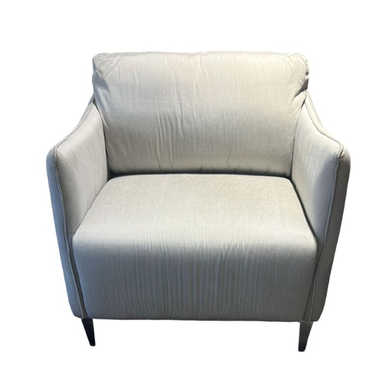 Poltrona tapizado en tela gris, patas en metal - Producto con detalles. Poltrona tapizado en tela gris, patas en metal - Producto con detalles.