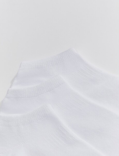 KIT CON TRES PARES DE MEDIAS UNISSEX DE CAÑO CORTO BLANCO
