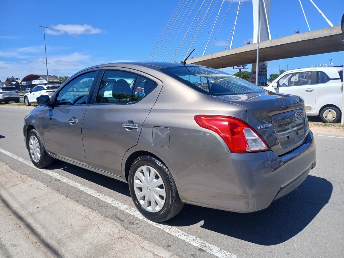 Nissan Versa Drive 1.6 Extra Full | Permuta / Financia Nissan Versa Drive 1.6 Extra Full | Permuta / Financia