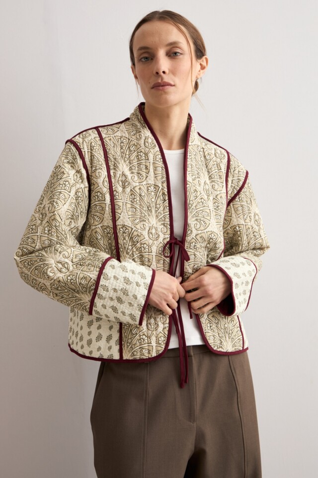 Chaqueta estampada capitoneada verde oliva