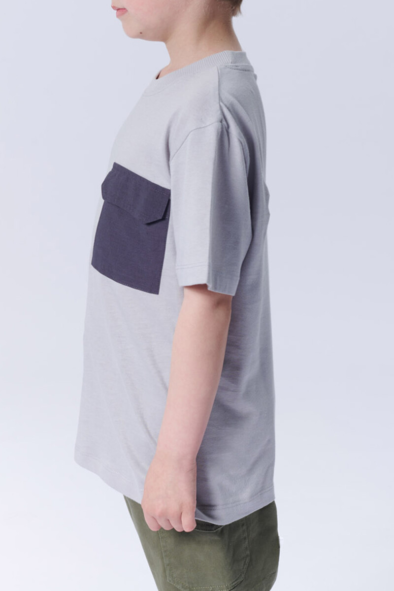 Remera con bolsillo contraste Gris