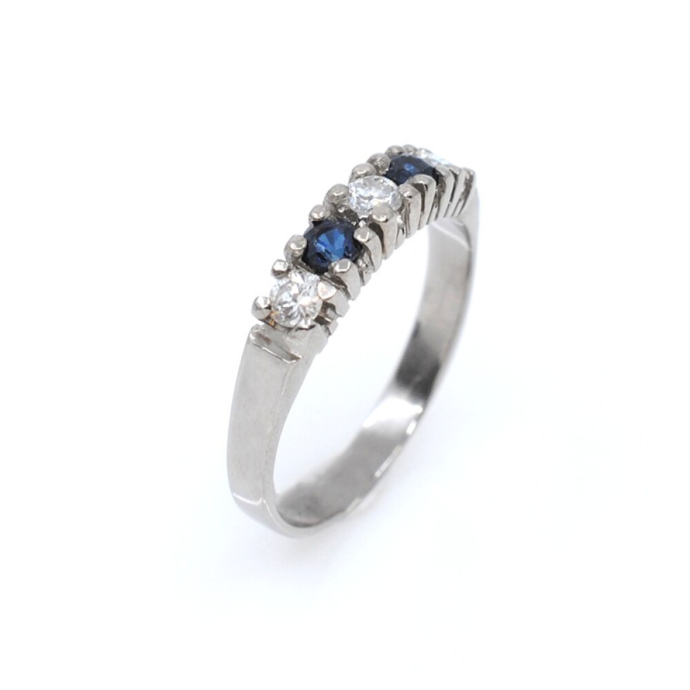 Anillo en oro 18k blanco brillantes y zafiros. Anillo en oro 18k blanco brillantes y zafiros.