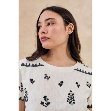 Remera Bordada Crudo Con Negro