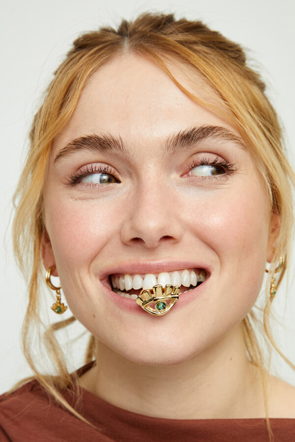 ANILLO EN ALEACIÓN DE METALES BAÑADO EN ORO 18K EN FORMA DE OJO CON CRISTAL FACETADO VERDE Anillo