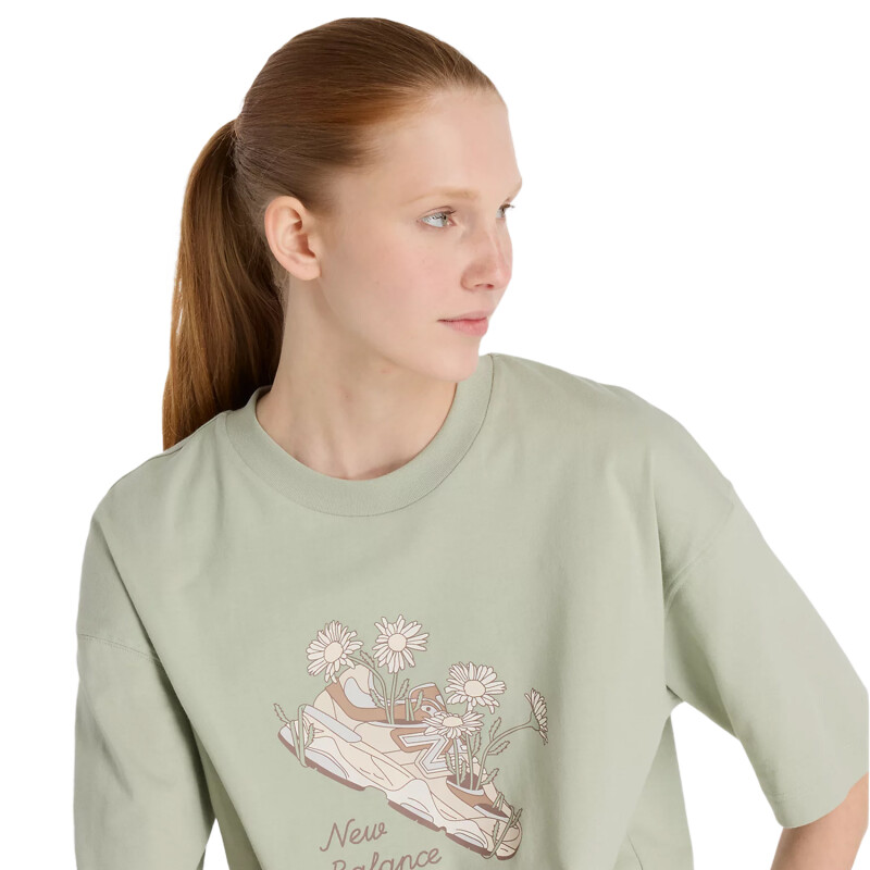 Remera New Balance Flower Shoe - Verde Remera New Balance Flower Shoe - Verde