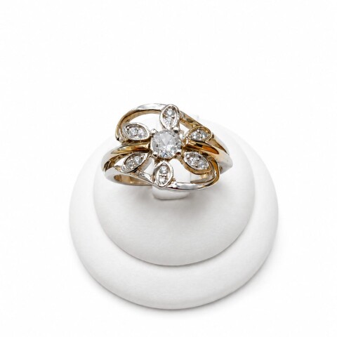 Anillo con flor al centro y zirconias Anillo con flor al centro y zirconias