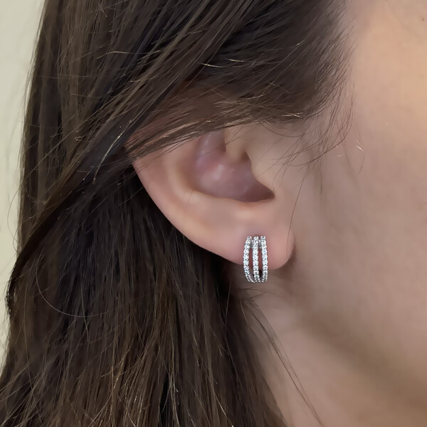 Aros de oro blanco 18k con triple hilera de circonias Aros de oro blanco 18k con triple hilera de circonias
