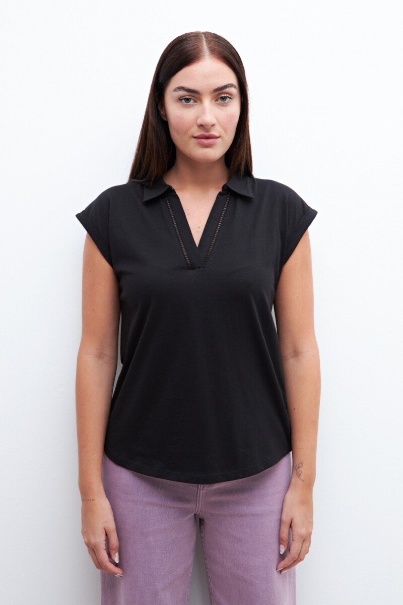 Remera cuello polo con vainillas negro
