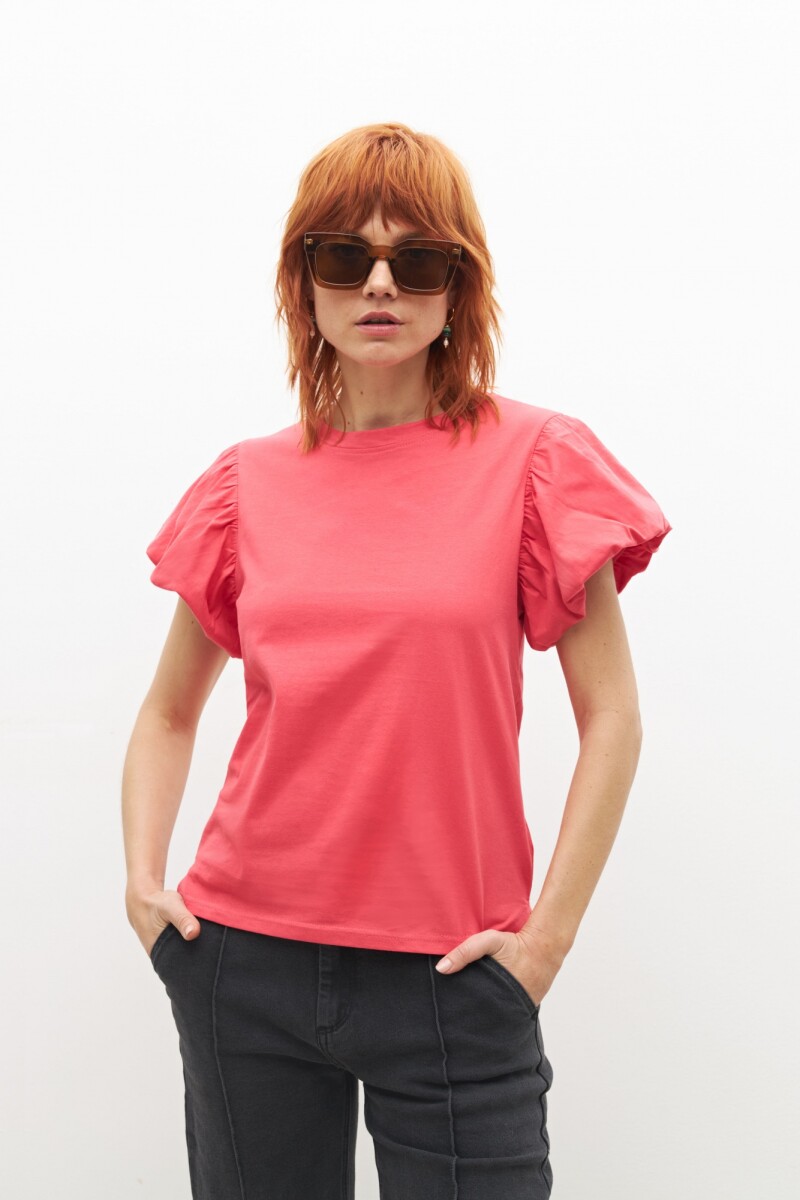 Remera con mangas abullonadas fucsia