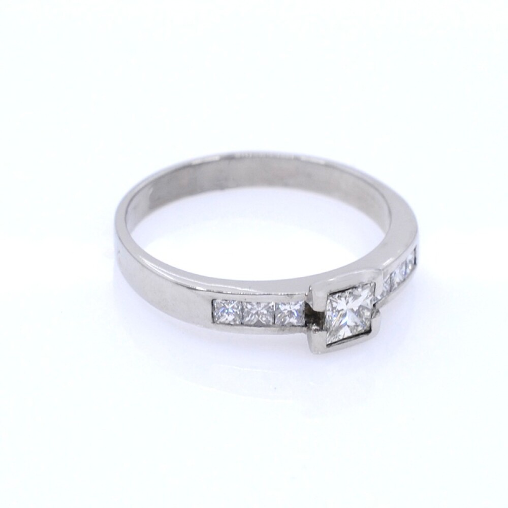 Anillo en oro 18k blanco y brillantes corte princesa Anillo en oro 18k blanco y brillantes corte princesa