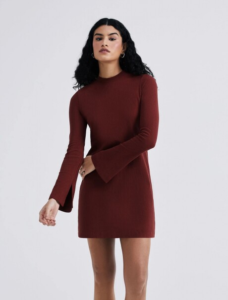 VESTIDO CORTO EN TELA ACANALADA BORDÓ